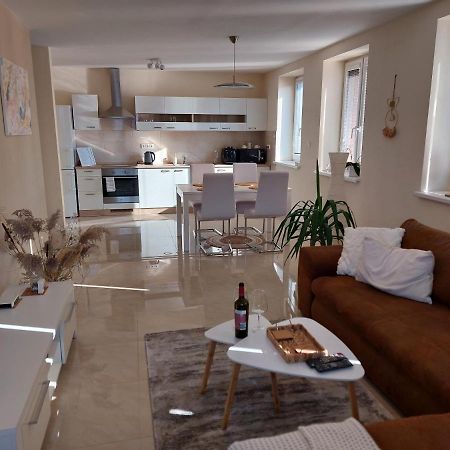 Frastak Apartment Хлоховец Екстериор снимка
