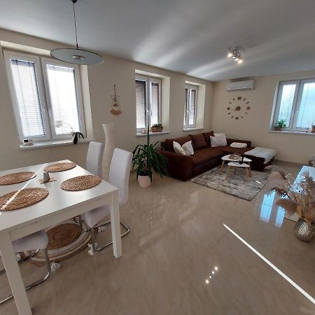 Frastak Apartment Хлоховец Екстериор снимка