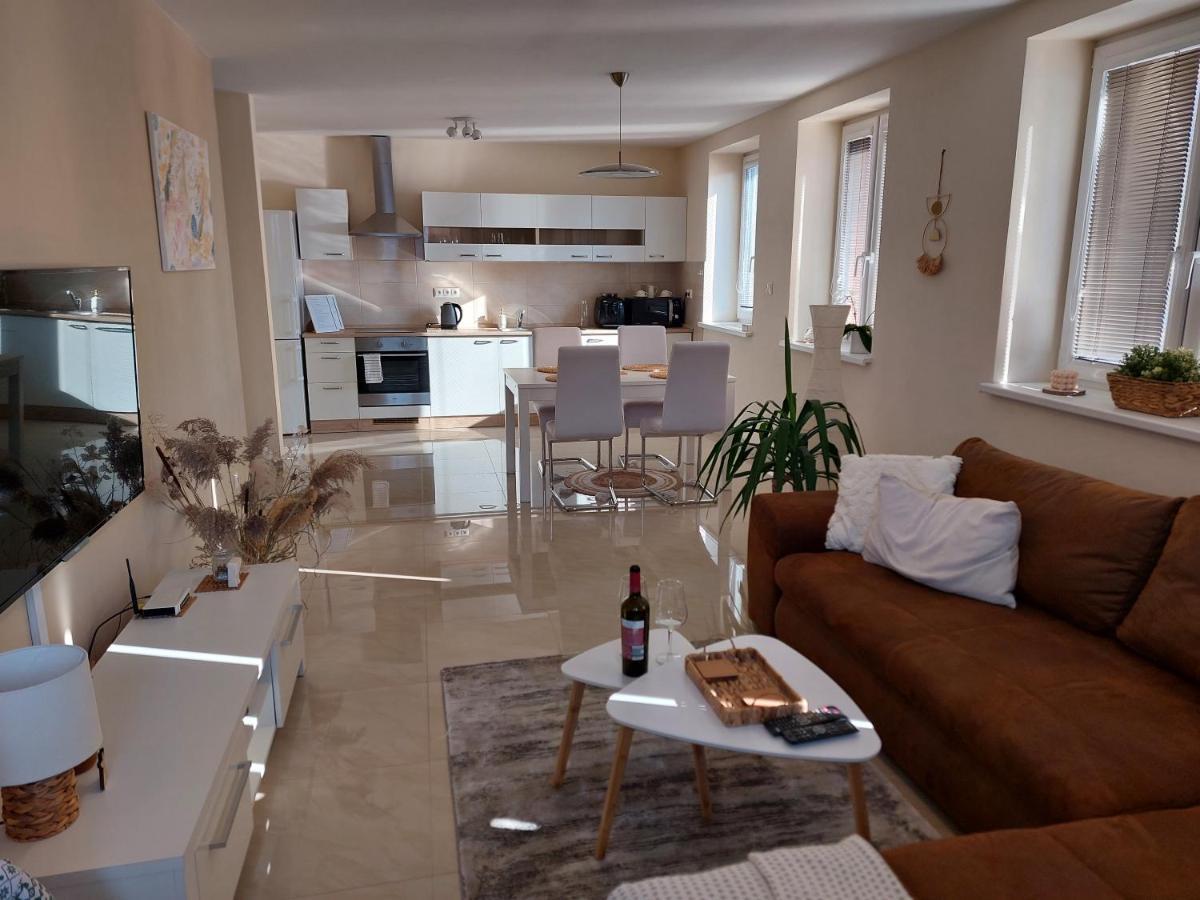 Frastak Apartment Хлоховец Екстериор снимка