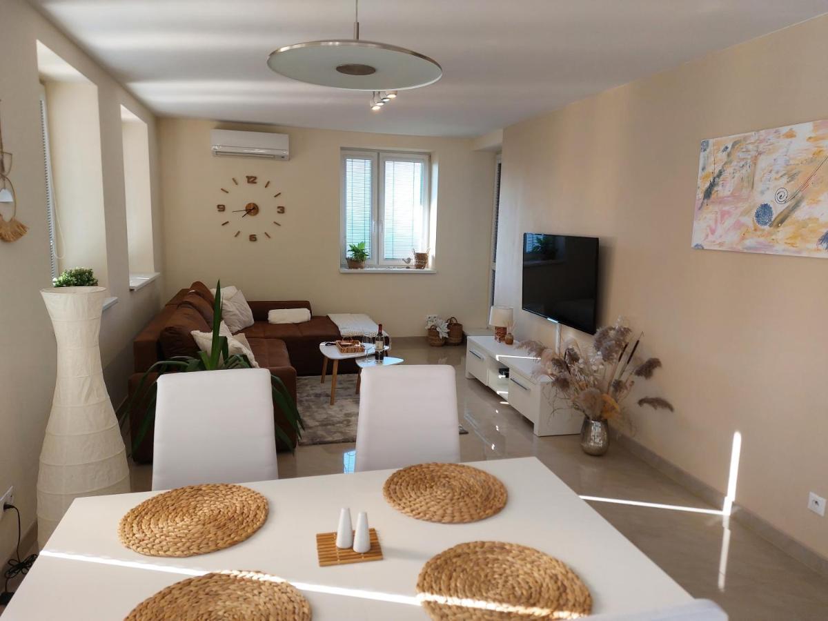 Frastak Apartment Хлоховец Екстериор снимка